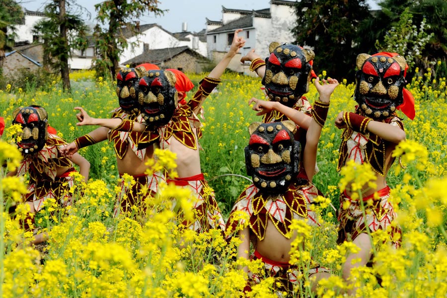 Nuo dance performed in picturesque Wuyuan
