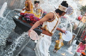 Water-splashing festival marked in Yunnan