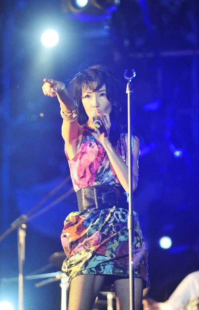 Maggie Cheung flops at music fests
