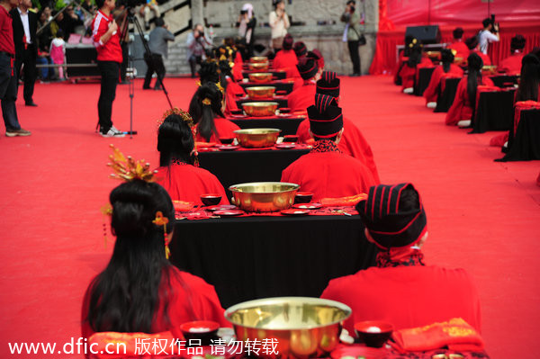 Chinese and foreign couples stage Han wedding