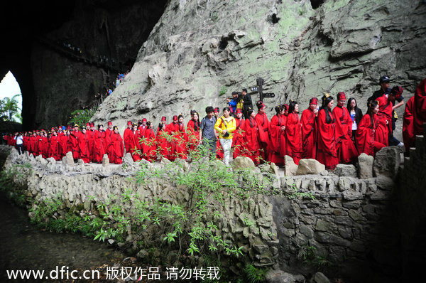 Chinese and foreign couples stage Han wedding