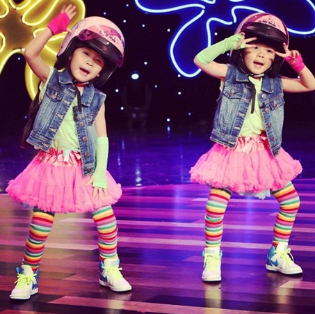 Adorable twin sisters debut on Ellen Show