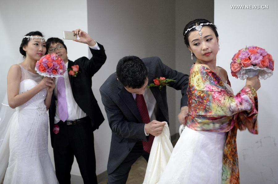 Alumni of Zhejiang University attend group wedding