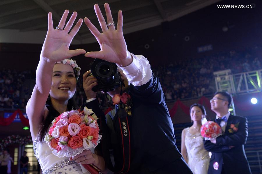 Alumni of Zhejiang University attend group wedding