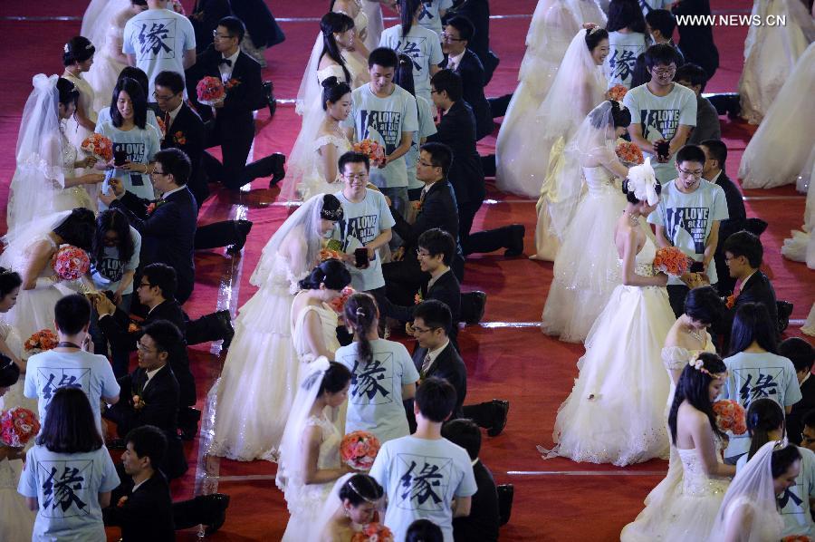 Alumni of Zhejiang University attend group wedding