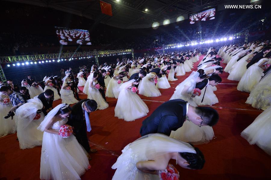 Alumni of Zhejiang University attend group wedding