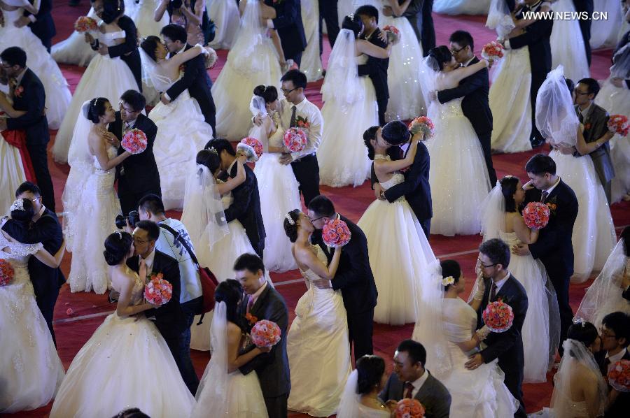 Alumni of Zhejiang University attend group wedding