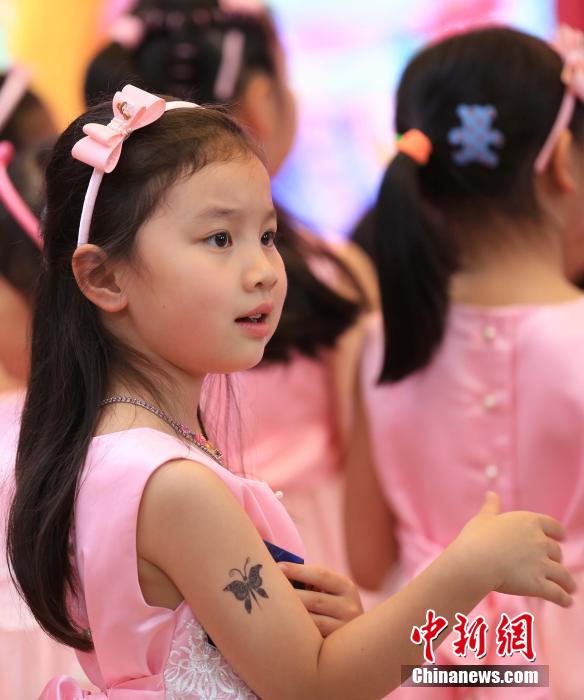 Chinese girls crowned the 'Little Disney Princess'