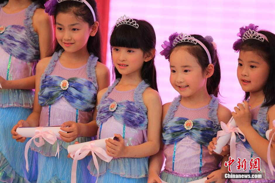 Chinese girls crowned the 'Little Disney Princess'