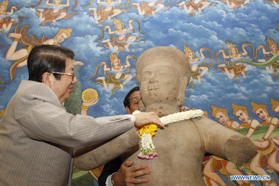 Cambodia welcomes home 3 looted ancient statues