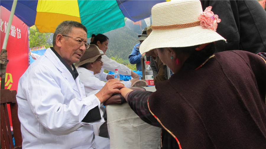 8th Yellow Peony festival held in Tibet