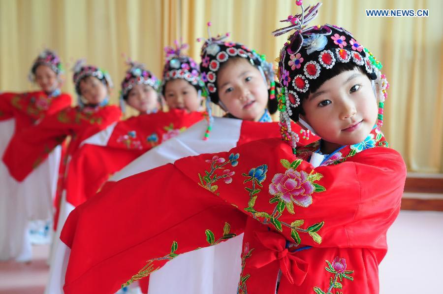 Children practice Peking opera in E China