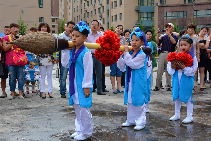 Children attend First Writing ceremony at Confucius Temple