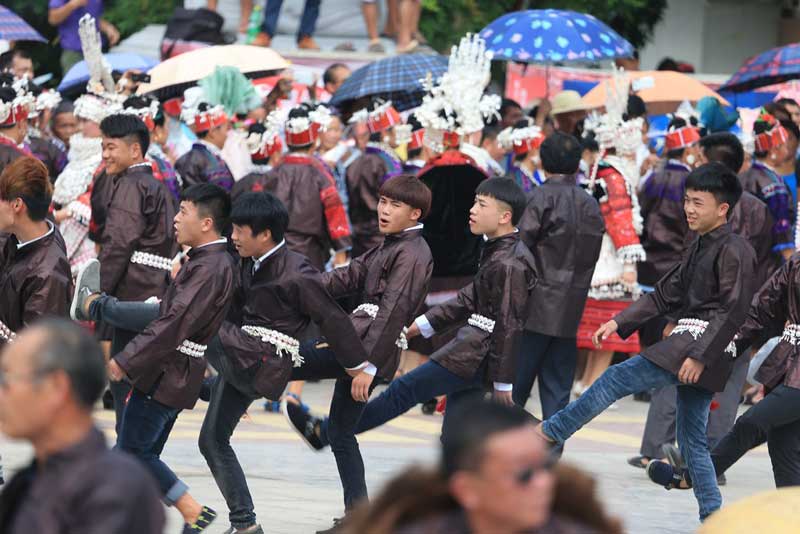 Tens of thousands of people perform drum dance in Guizhou