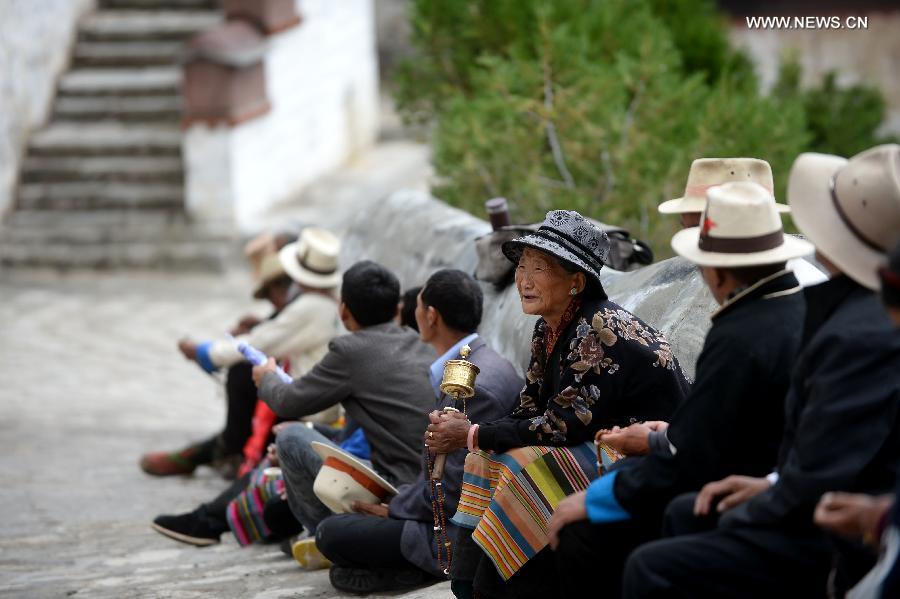 Buddhists attend Thangka worship activity in Tibet