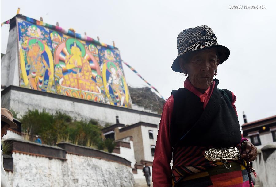 Buddhists attend Thangka worship activity in Tibet