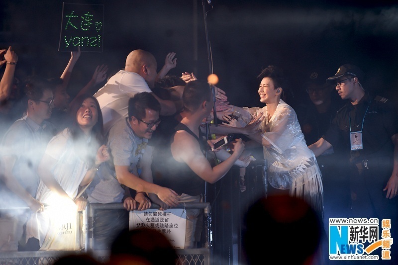 Karen Mok guests for Stefanie Sun's concert