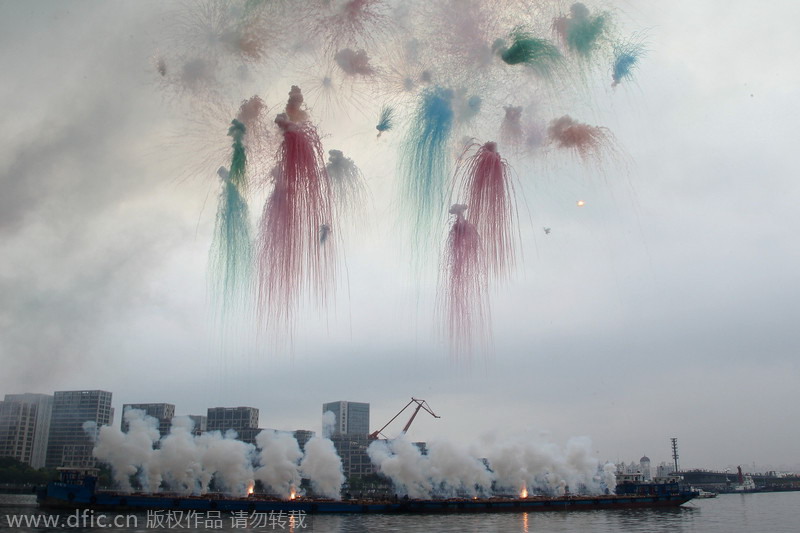 Artist wows Shanghai with display of day-time fireworks