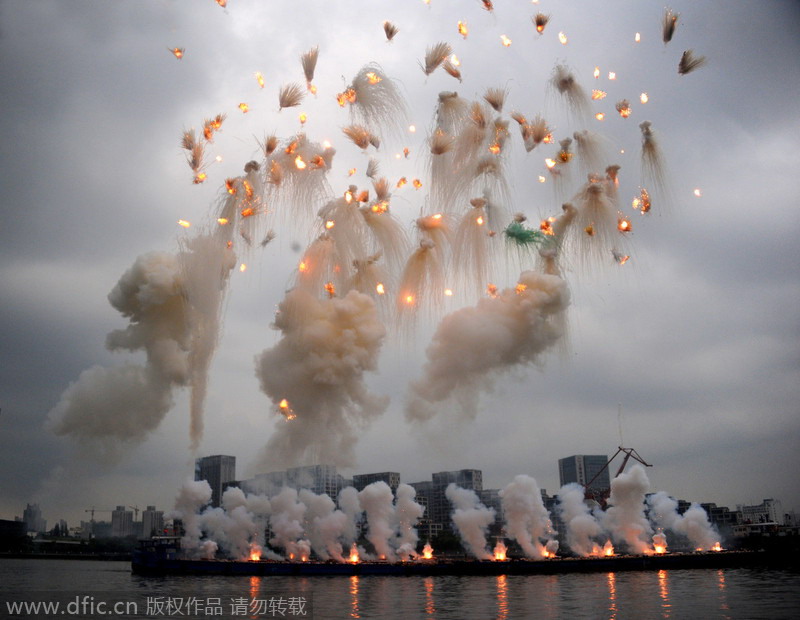 Artist wows Shanghai with display of day-time fireworks
