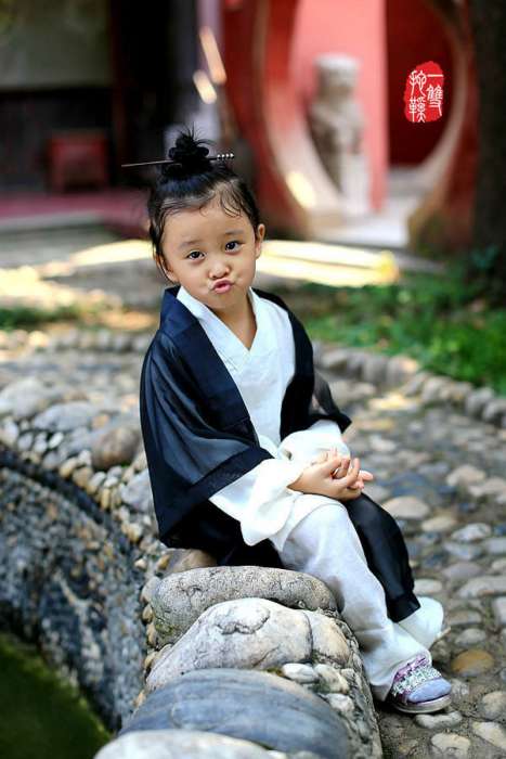 Cute photos of a little Taoist nun