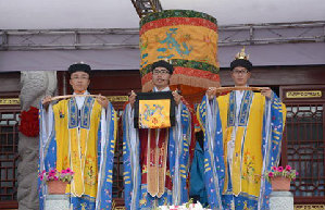 Cute photos of a little Taoist nun