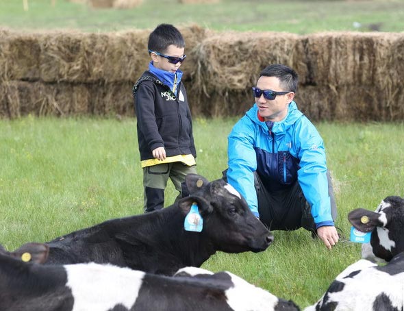 'Dad Where're We Going?' on Hulunbuir grassland