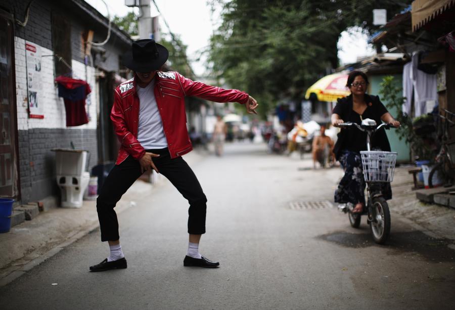 Beijing's MJ impersonator a 'thriller' for crowds