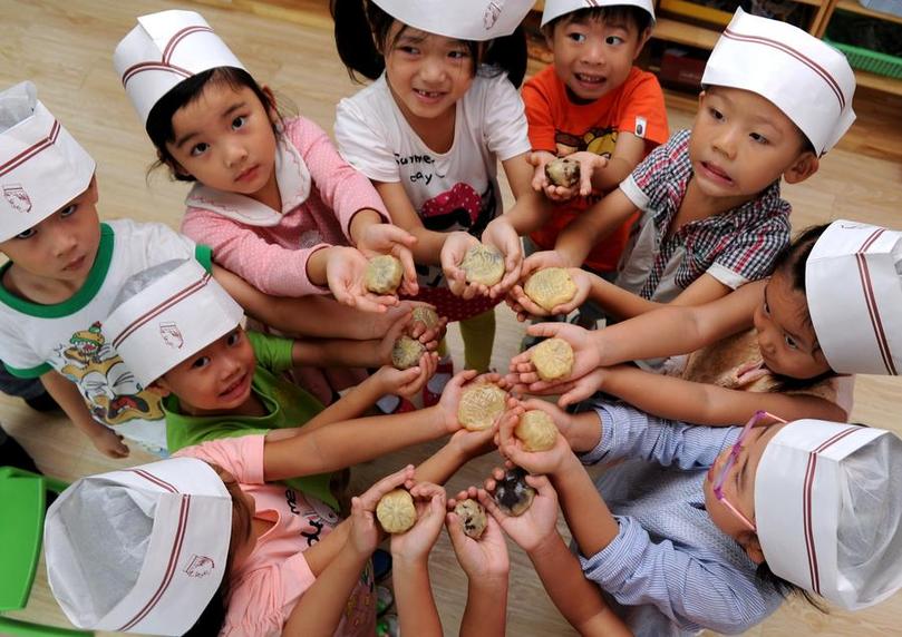 Children make mooncakes to celebrate Mid-Autumn Festival