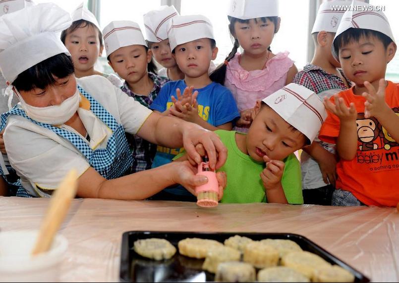 Children make mooncakes to celebrate Mid-Autumn Festival