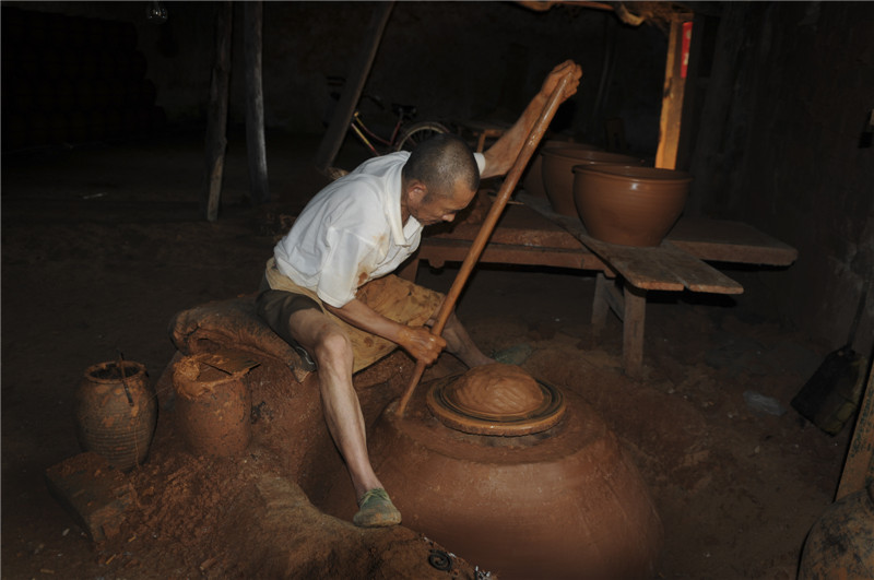 Ceramics declining in Central China's county