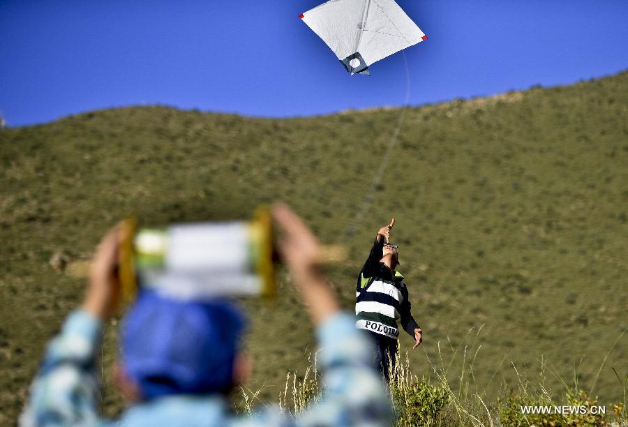 Traditional 'fight kites' seen in Lhasa