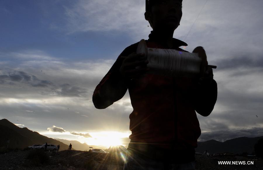 Traditional 'fight kites' seen in Lhasa