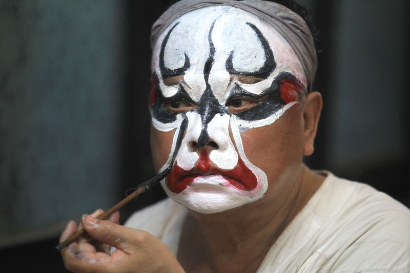 Sichuan Opera discovers the world's a stage