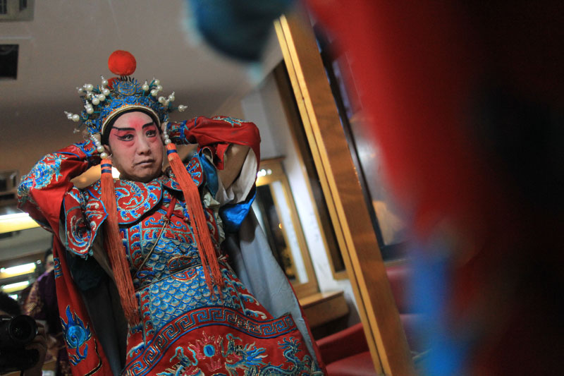 Sichuan Opera discovers the world's a stage