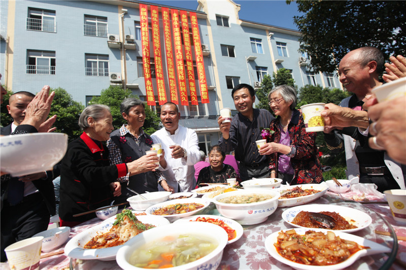 Elders celebrate Chongyang Festival across China