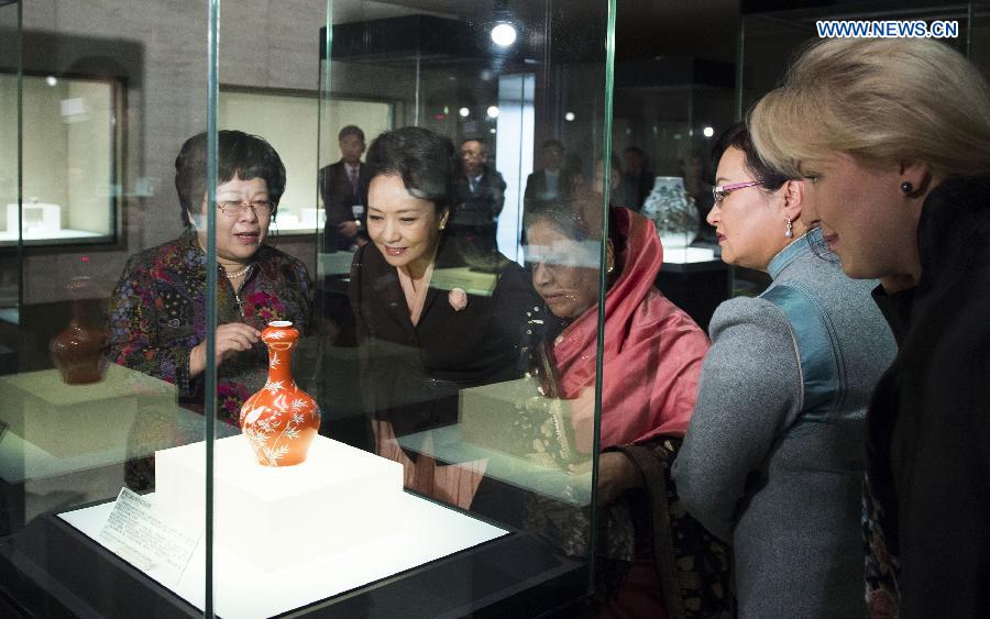 Peng Liyuan hosts museum tour for foreign leaders' wives