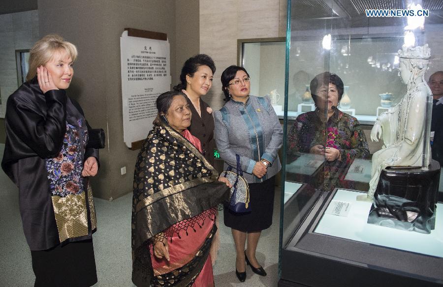 Peng Liyuan hosts museum tour for foreign leaders' wives