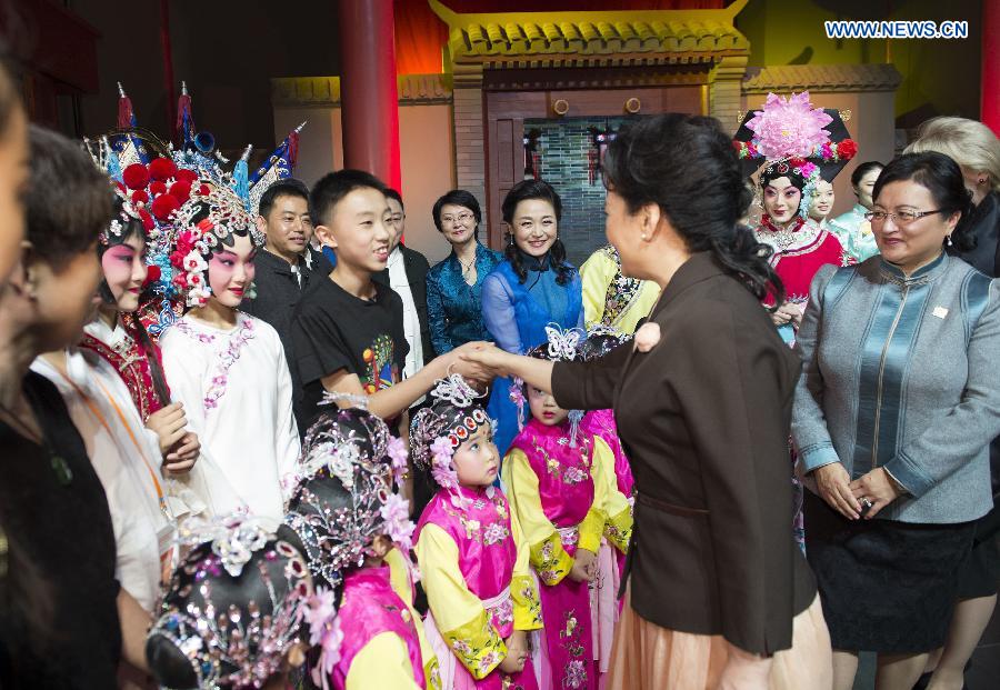 Peng Liyuan hosts museum tour for foreign leaders' wives