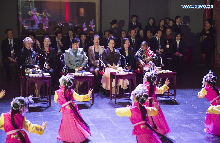 Peng Liyuan hosts museum tour for foreign leaders' wives