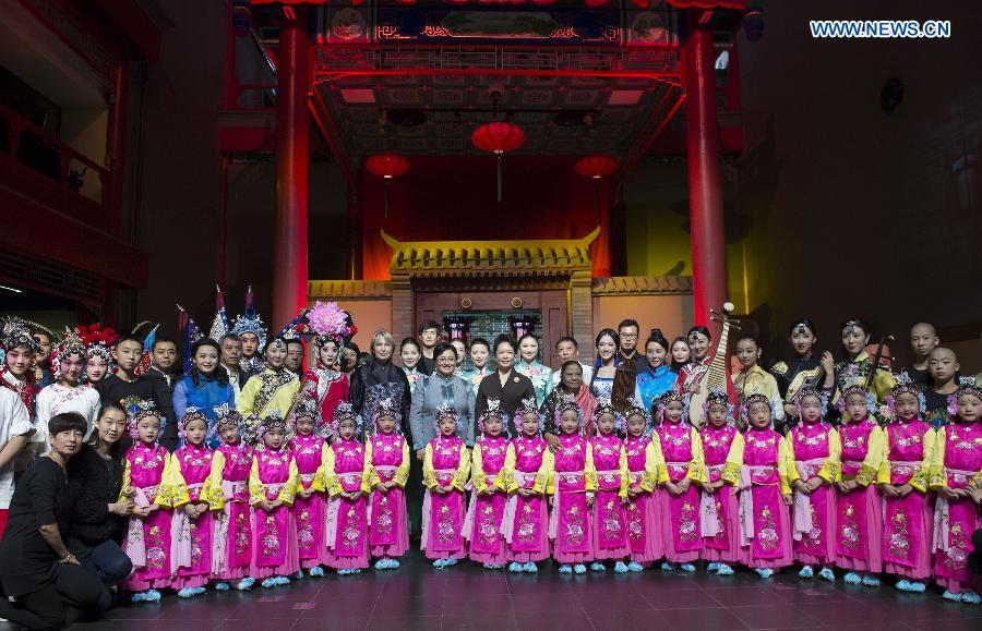 Peng Liyuan hosts museum tour for foreign leaders' wives