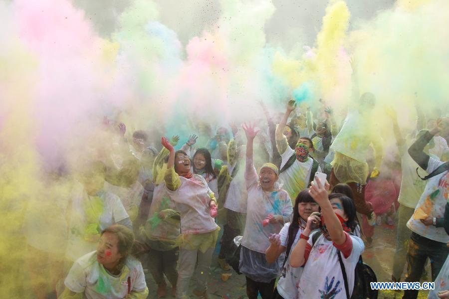 Runners take part in color run in China's Dalian