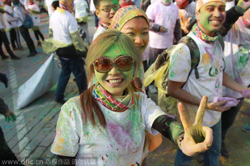 Runners take part in color run in China's Dalian