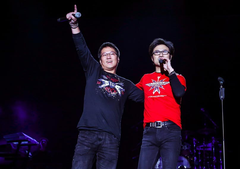 Wang Feng concludes his 'Storming' concert tour 2014 in Xiamen