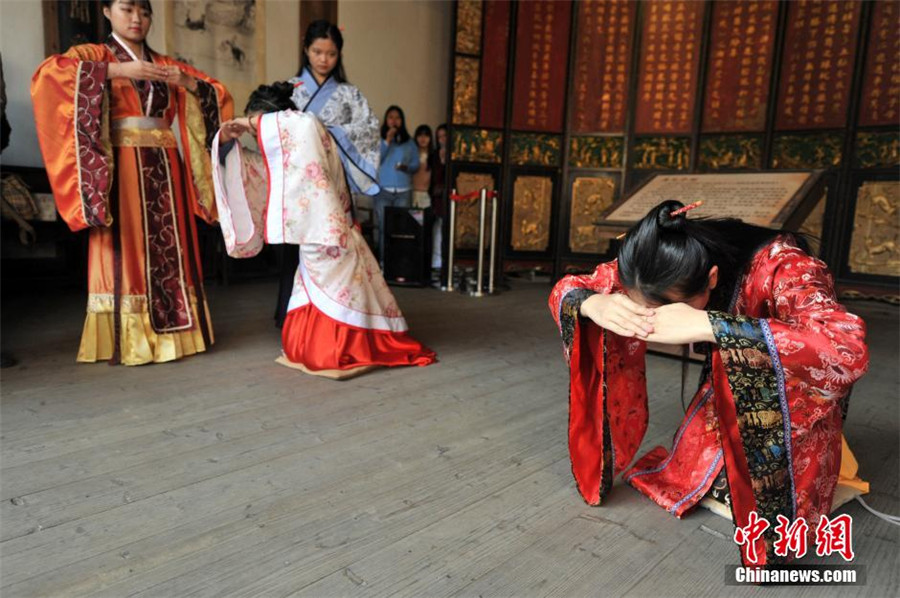 Students show coming-of-age ritual in Hanfu