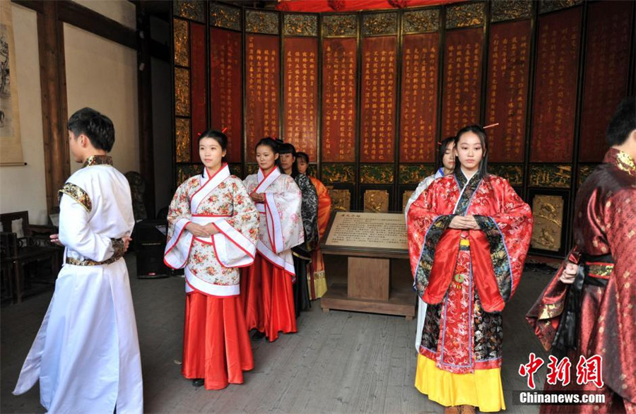 Students show coming-of-age ritual in Hanfu