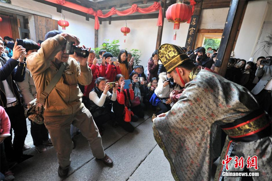 Students show coming-of-age ritual in Hanfu