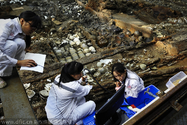 Nanhai One: Removal of silt reveals shipwreck artifacts