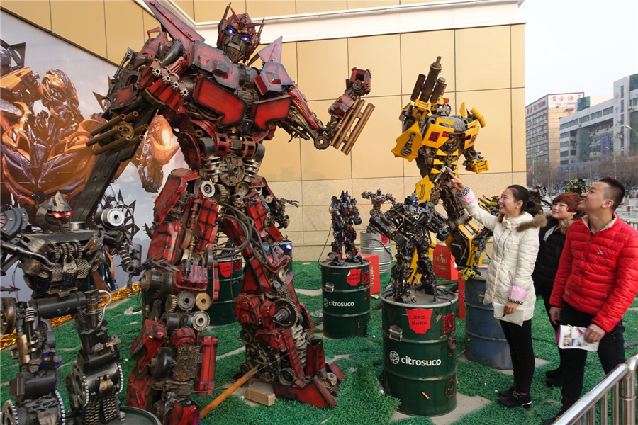 'Transformers' appear on street corner in Anhui