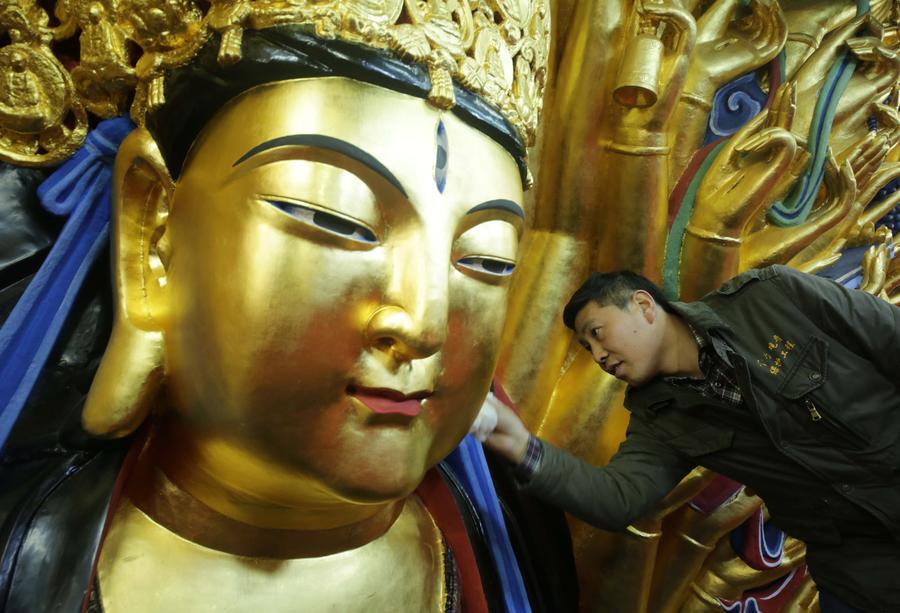 Repair of Dazu Thousand - Hand Kwan-yin statue to finish