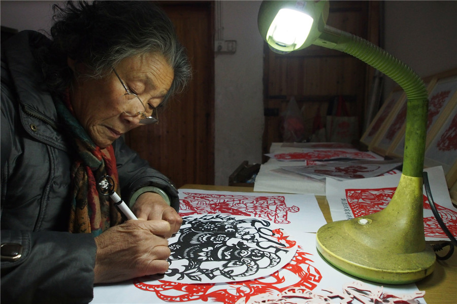 Students create paper-cut art in E China